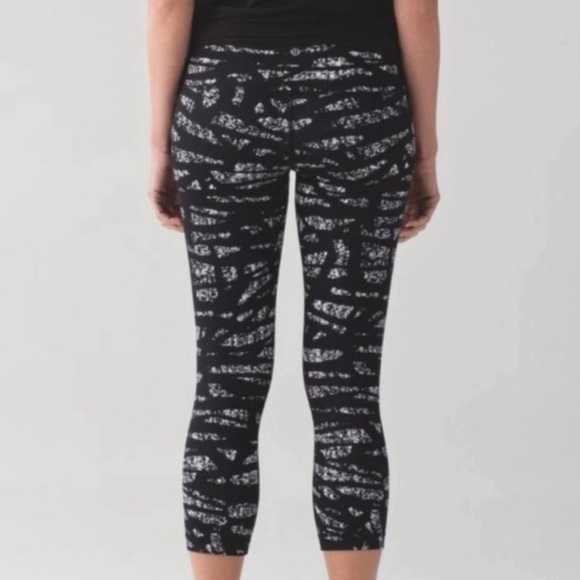 Like new! Lululemon Wunder Under High-Rise Crop Graf Black‎ 2 - Picture 2 of 5